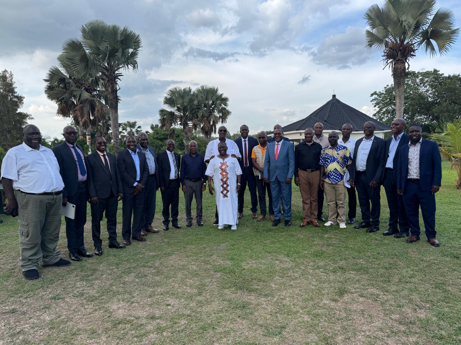 On April 8, 2025, a stakeholder meeting in Gulu brought together ITRACOM officials, Wadelai farmers, OWC representatives, and General Salim Saleh, OWC’s Chief Coordinator. Accompanied by Alex Cwinyaai (Chairperson, Wadelai Irrigation Scheme), Odongo Emilio Wathum (community leader), and Major (Rtd) Owacgiu Emmanuel (OWC Pakwach), local farmers endorsed the project. Photo/courtesy