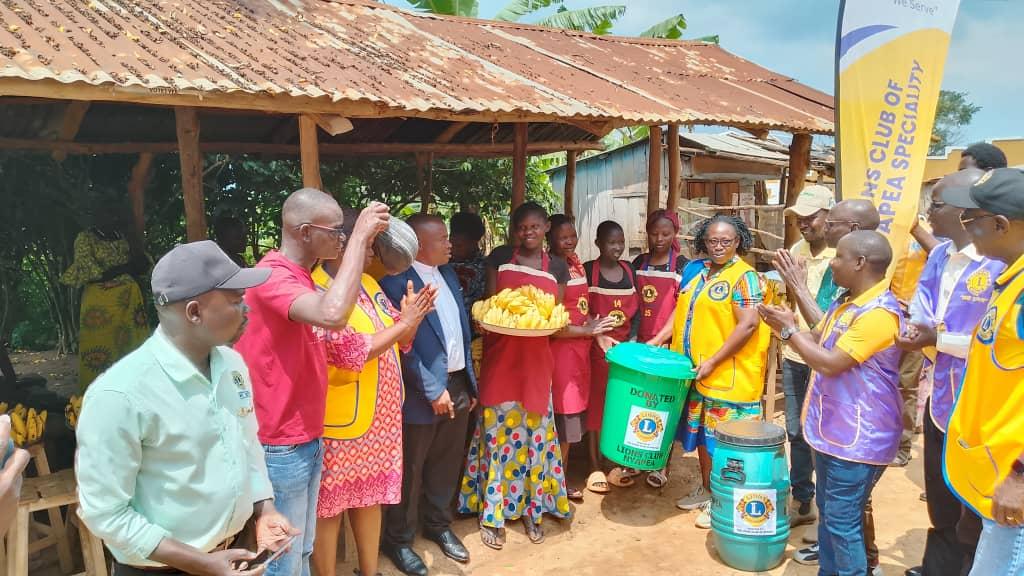 The club also provided dustbins to the Yellow City Women Group, a local cooperative selling ripe bananas at Guna Hill in Nyapea Sub-County.