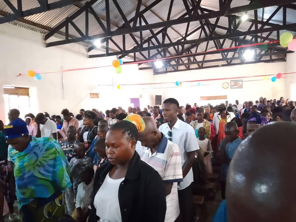 Believers gather in big numbers to bid farewell to the outgoing Reverend.