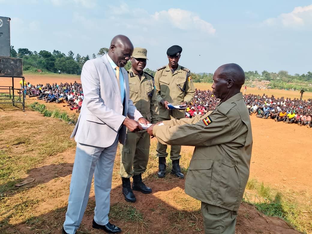 Zombo RDC hands over certificate to one of the constanbles.