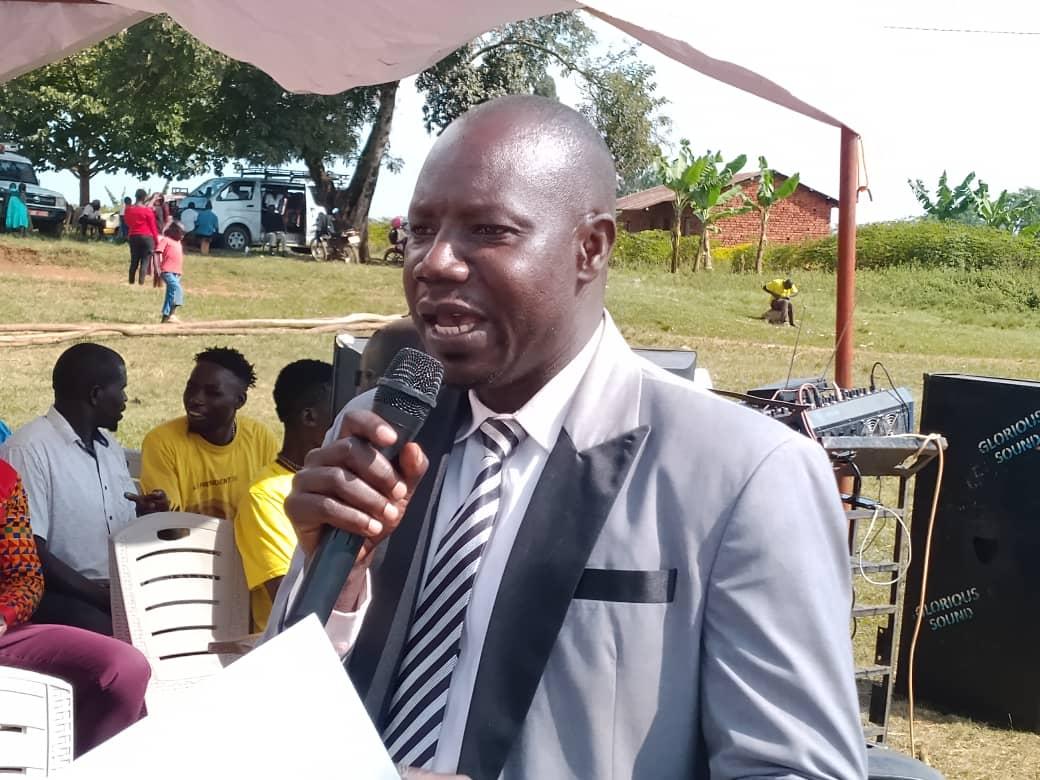 District Health Officer Mark Bonny Bramali, addressing hundreds gathered at Ajei Primary School playground.