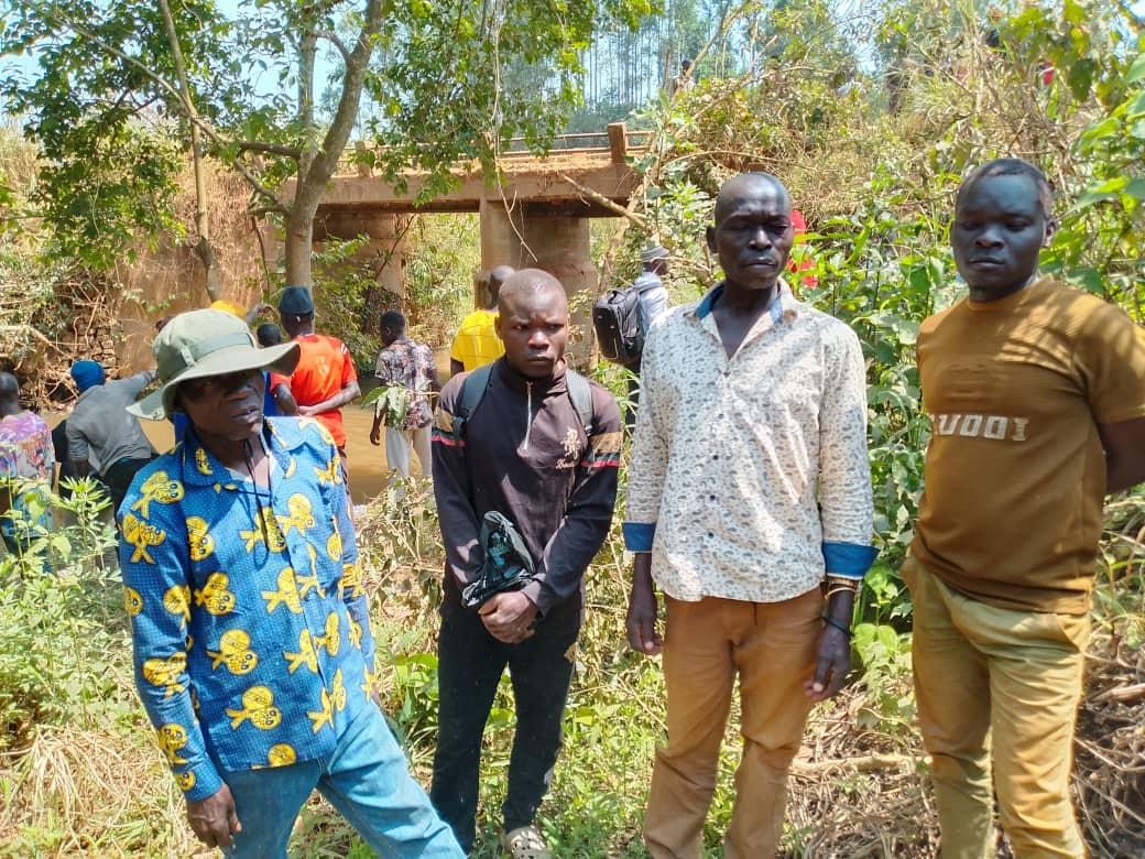 Relatives of the deceased taxi conductor.