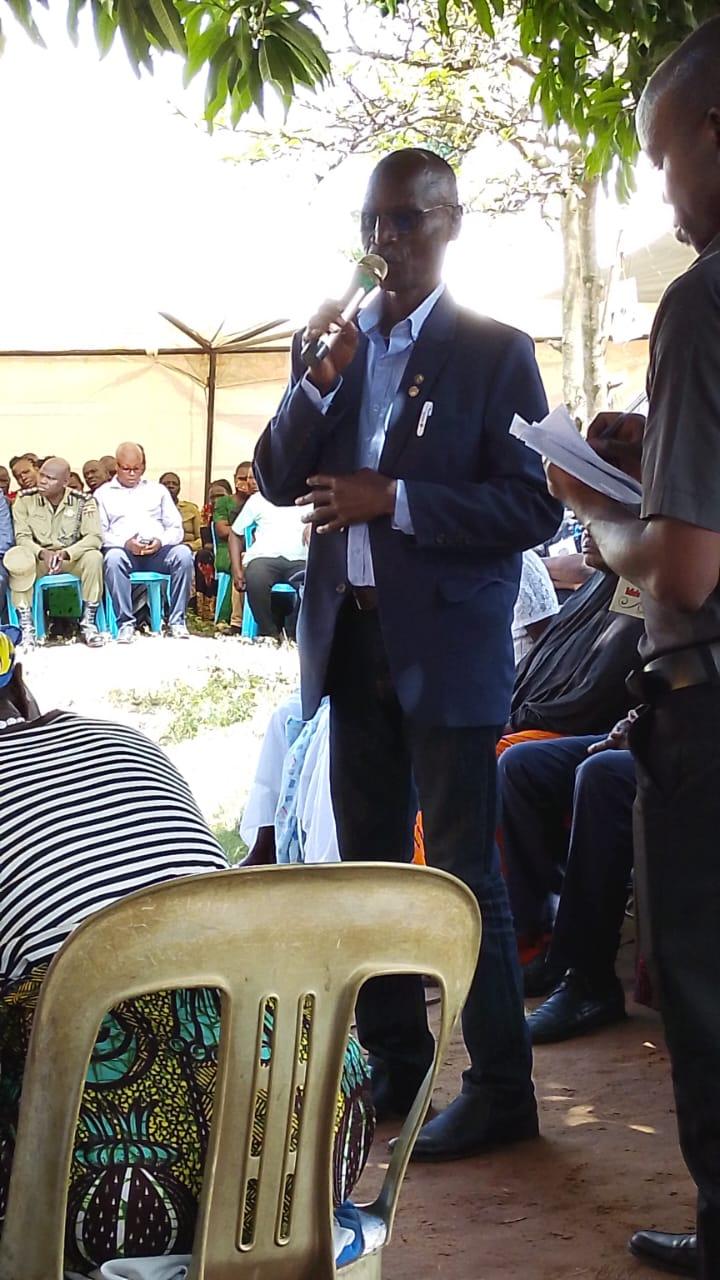 Alur Kingdom Health Minister Dr. Amos adress the mourners.