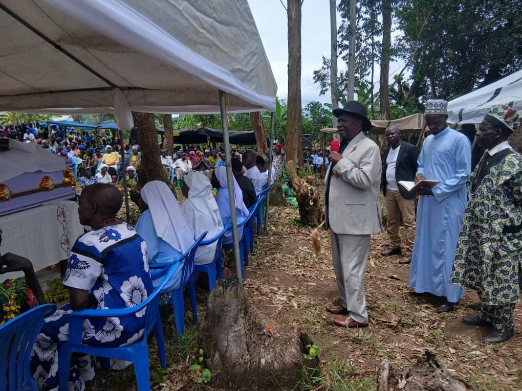 Jadipu Prince Lawrence Opar Angala addresses reads the pronouncements whilst addressing Mourners on Thursday.