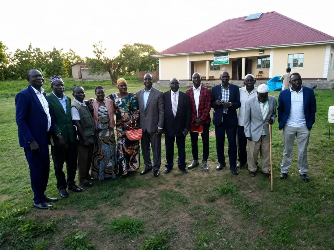 Aringa king posed for a photo with his cabinet ministers
