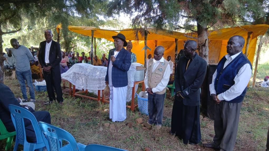 Prime Minister ( Jadipu)  Prince Lawrence Opar Angala flanked by Kingdom officials as he deliver the speech.