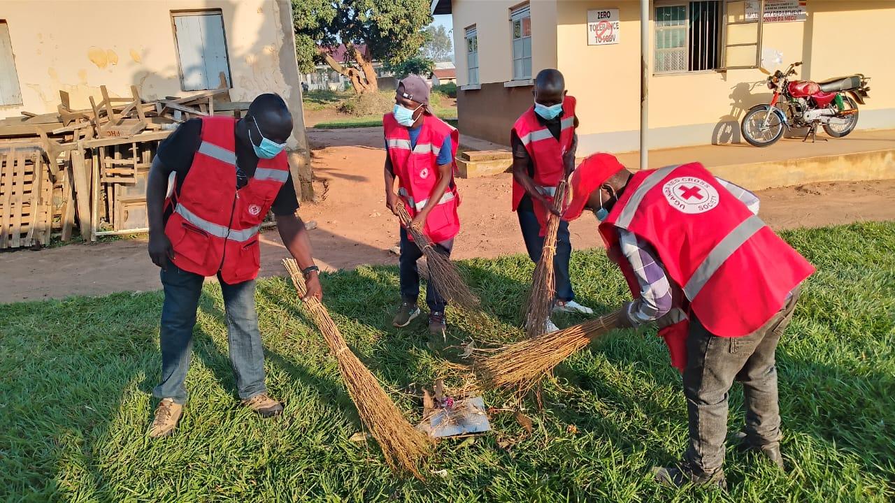 Chief Francis Omwon Denis, Ringu Lango II of Kal Awora Chiefdom, Chief Executive Officer of the Alur Cultural Festival and representative of volunteers from the Red Cross, commended the Government of Uganda for cascading the National Cleaning Day initiative.