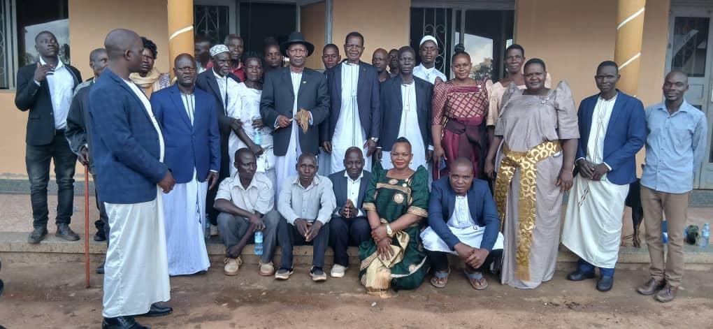 Alur Kingdom Prime Minister (Jadipu) Prince Lawrence Opar Angala (centre holding fly-whisk) poses for a group photo with Kwai Jalaure Clan members from Kiboga District after meeting with the delegation at Kingston Guest House in Yamo Trading Centre, Atyak Sub-County in Zombo District.