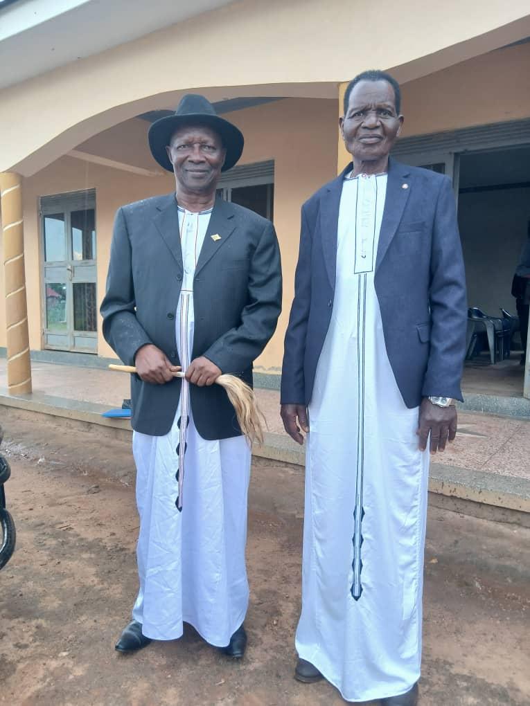 Alur Kingdom Prime Minister (Jadipu) Prince Lawrence Opar Angala (centre holding fly-whisk) poses for a group photo with Kwai Jalaure Clan members from Kiboga District after meeting with the delegation at Kingston Guest House in Yamo Trading Centre, Atyak Sub-County in Zombo District.