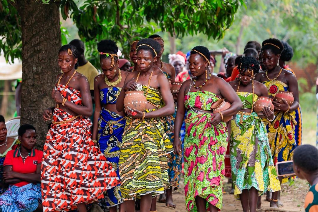 Women showcase Alur traditional dress code
