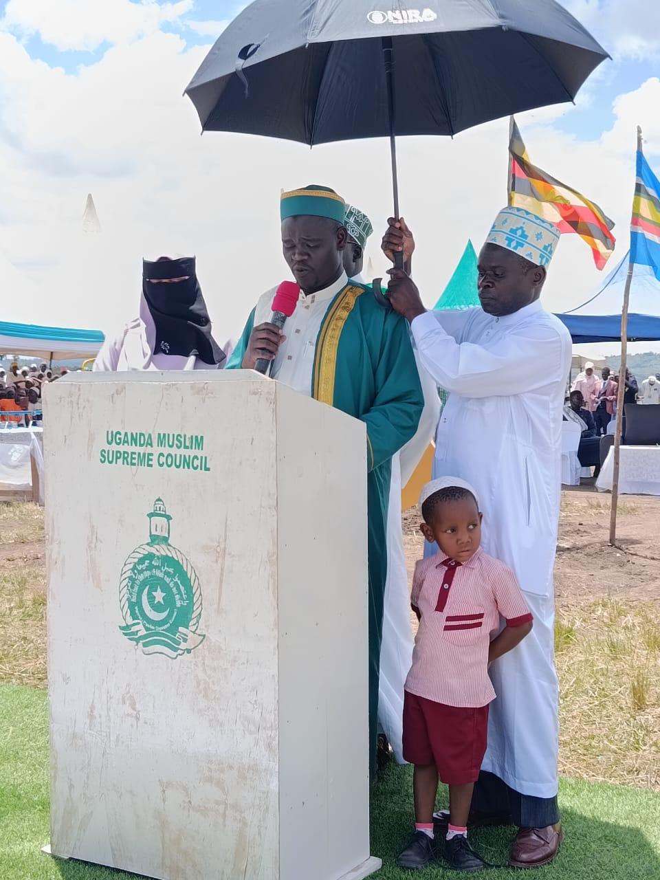 New District Kadhi Abdu Aziz Kassim Amin makes a speech