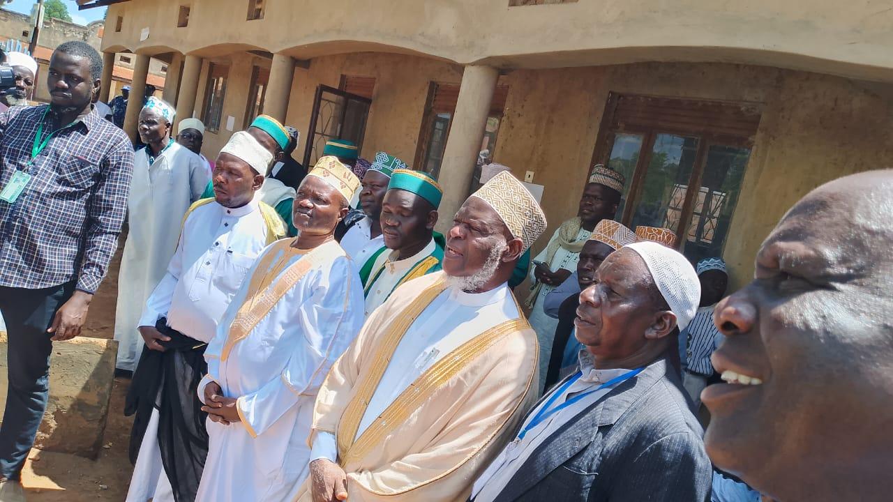 New District Kadhi Abdu Aziz Kassim Amin makes a speech
