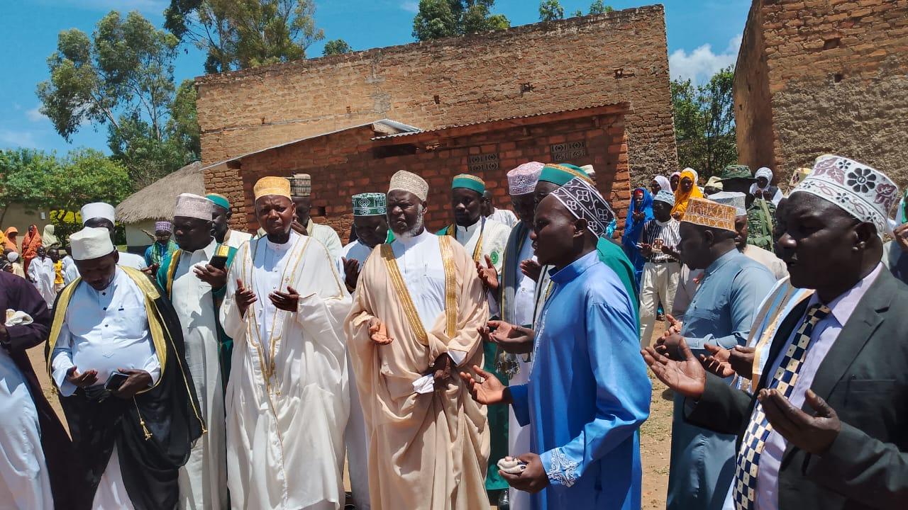 New District Kadhi Abdu Aziz Kassim Amin makes a speech